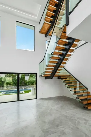 FLOATING STAIRCASE