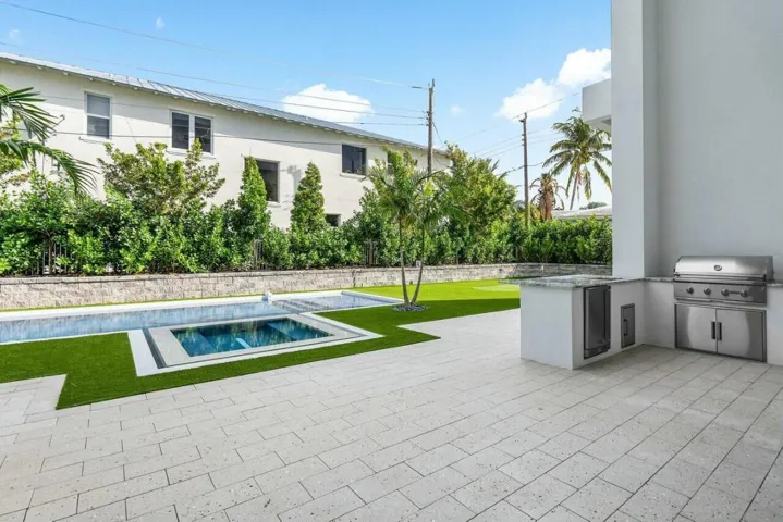 PATIO/POOL/SPA/OUTDOOR KITCHEN