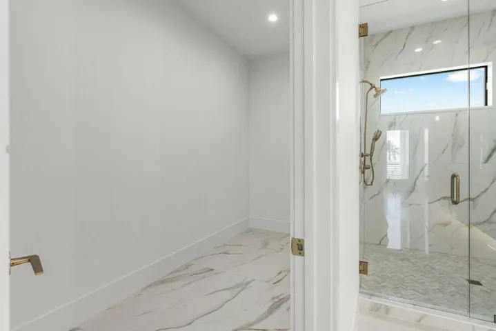 UPSTAIRS MASTER ENSUITE AND WALK IN