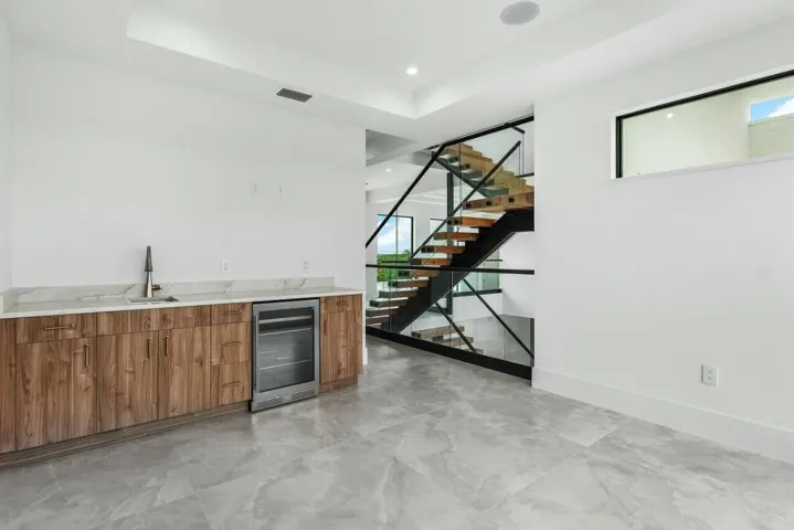 LOFT WITH WET BAR