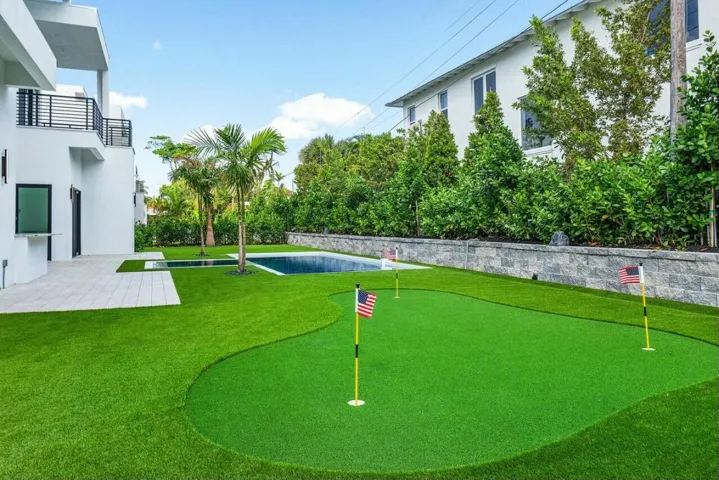 BACK PUTTING GREEN