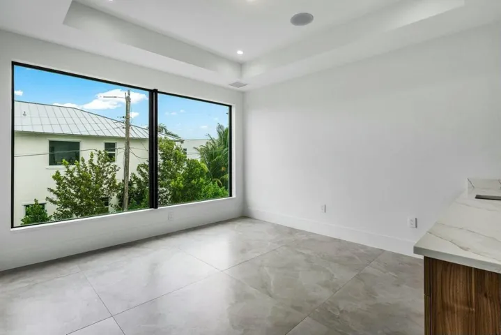 LOFT WITH WET BAR
