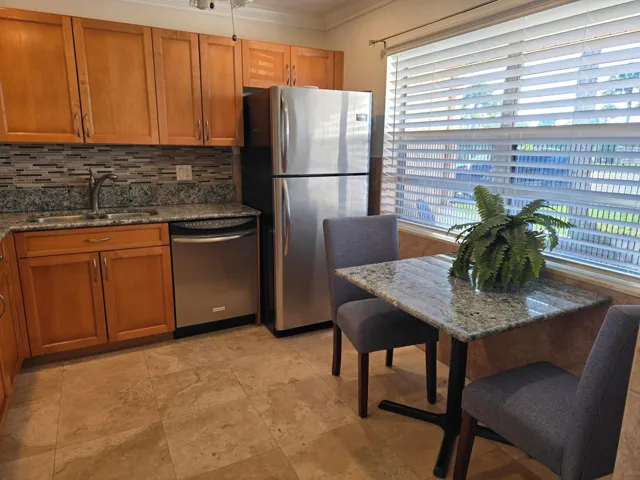 SPACIOUS EAT IN KITCHEN