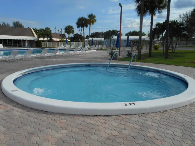 CLUBHSE B JACUZZI SPA