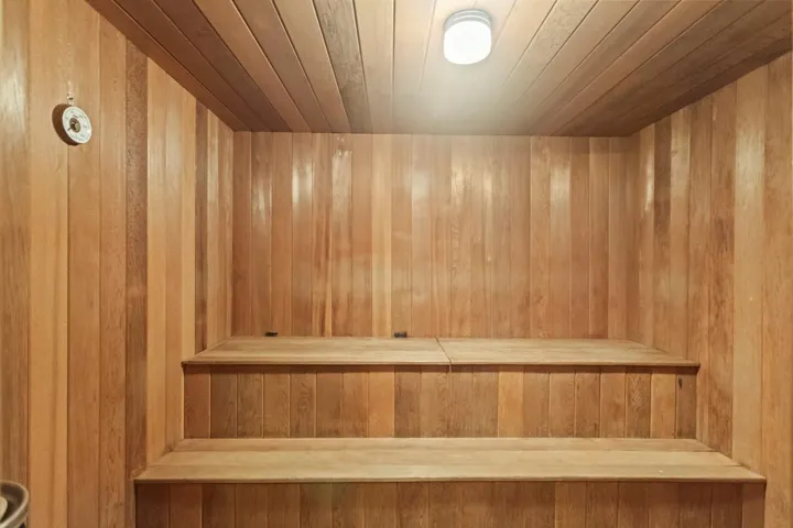 Mens and Ladies rooms have sauna and showers