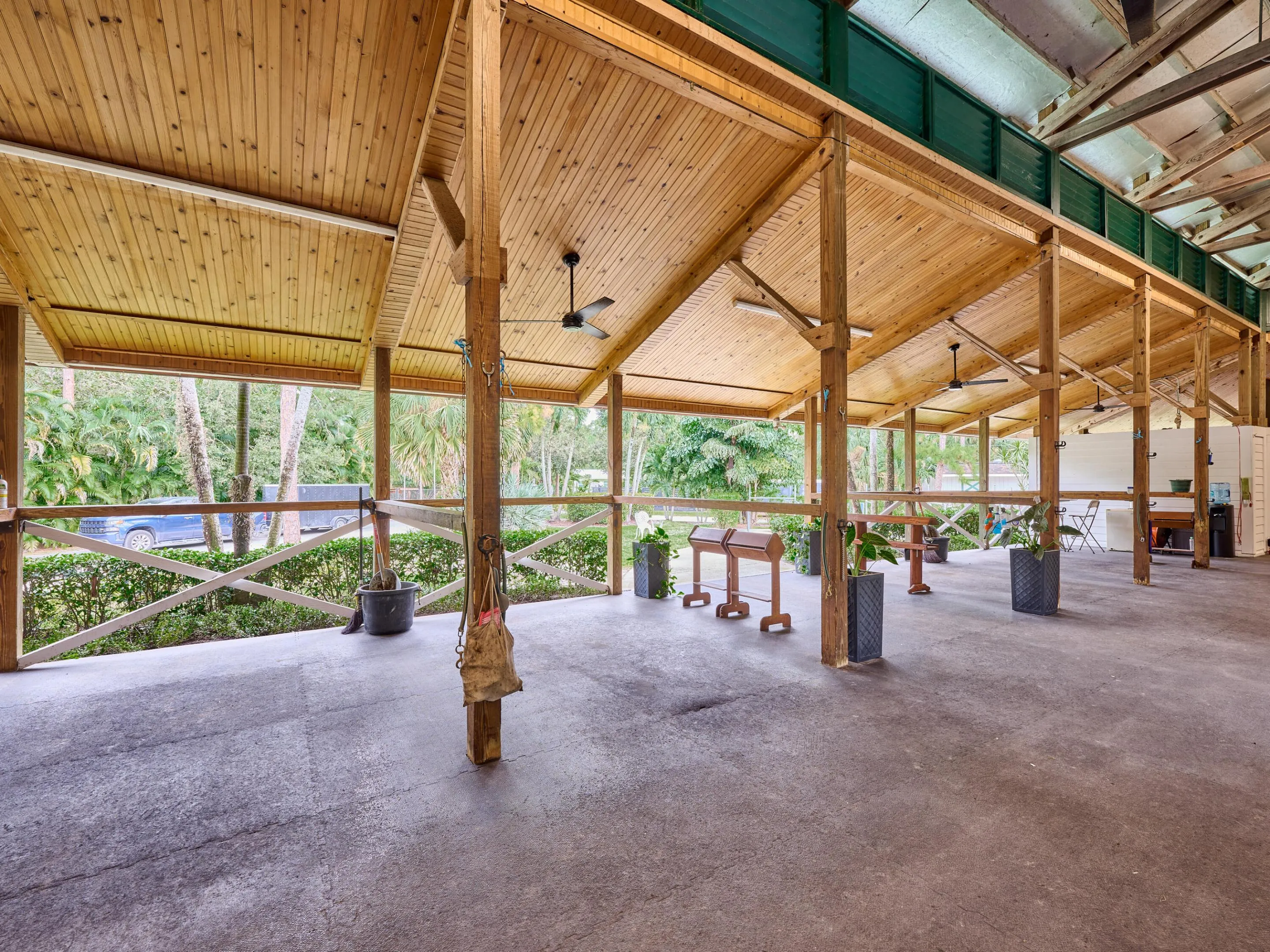 4 cold water wash stations and grooming stations. Your herd wants for nothing.