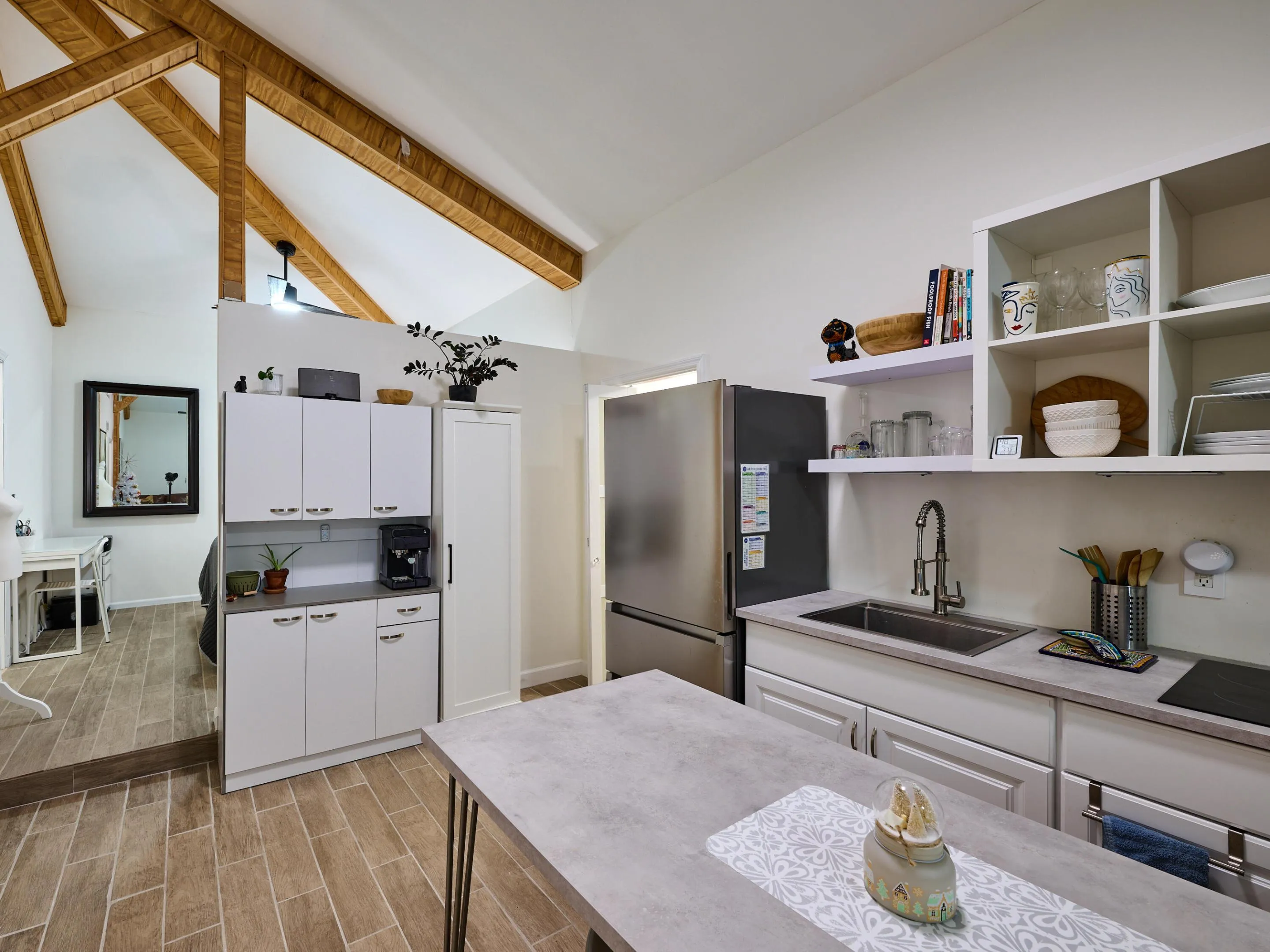 The centrally located apartment kitchen is ready for work.