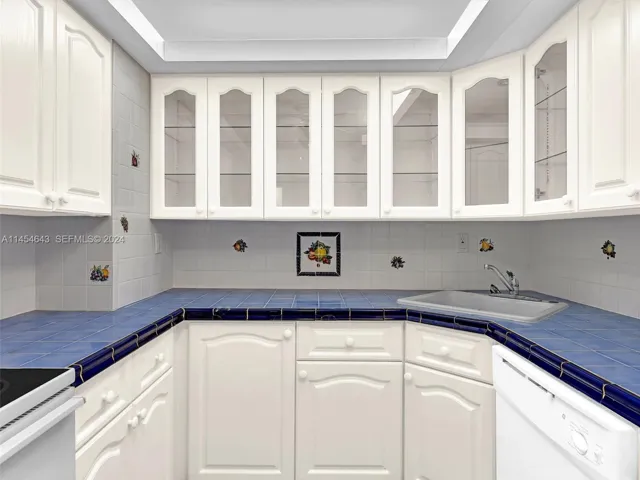 New upgraded kitchen lighting, uplighting and in-cabinet lighting