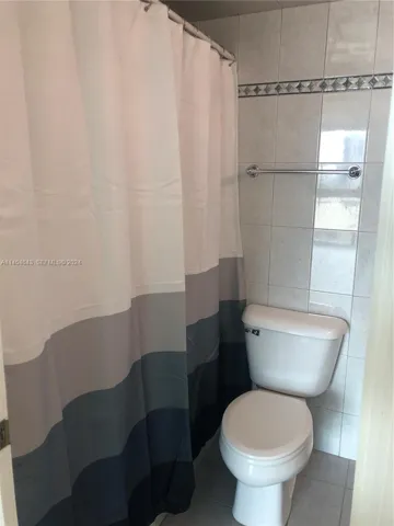 Primary bath with tub/shower