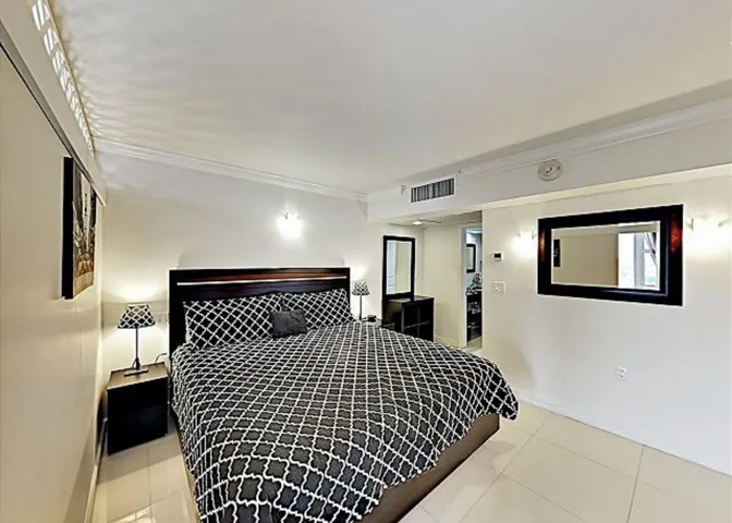 805 BEDROOM MASTER