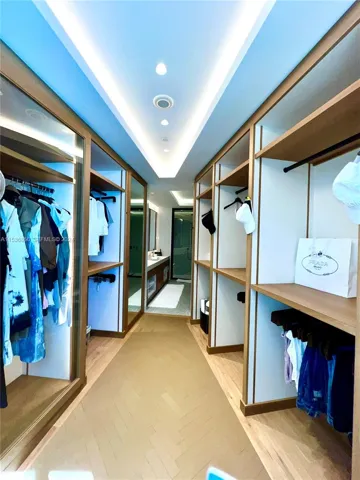 Hers Closet