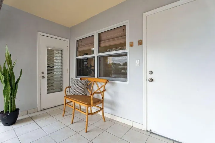 Adorable second floor walk up condo unit
