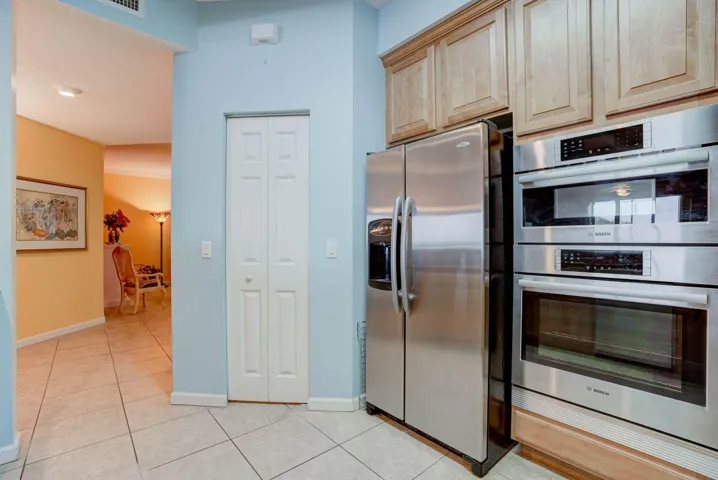 WALK IN PANTRY