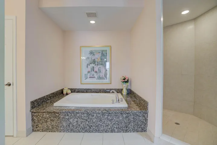 SOAKING TUB