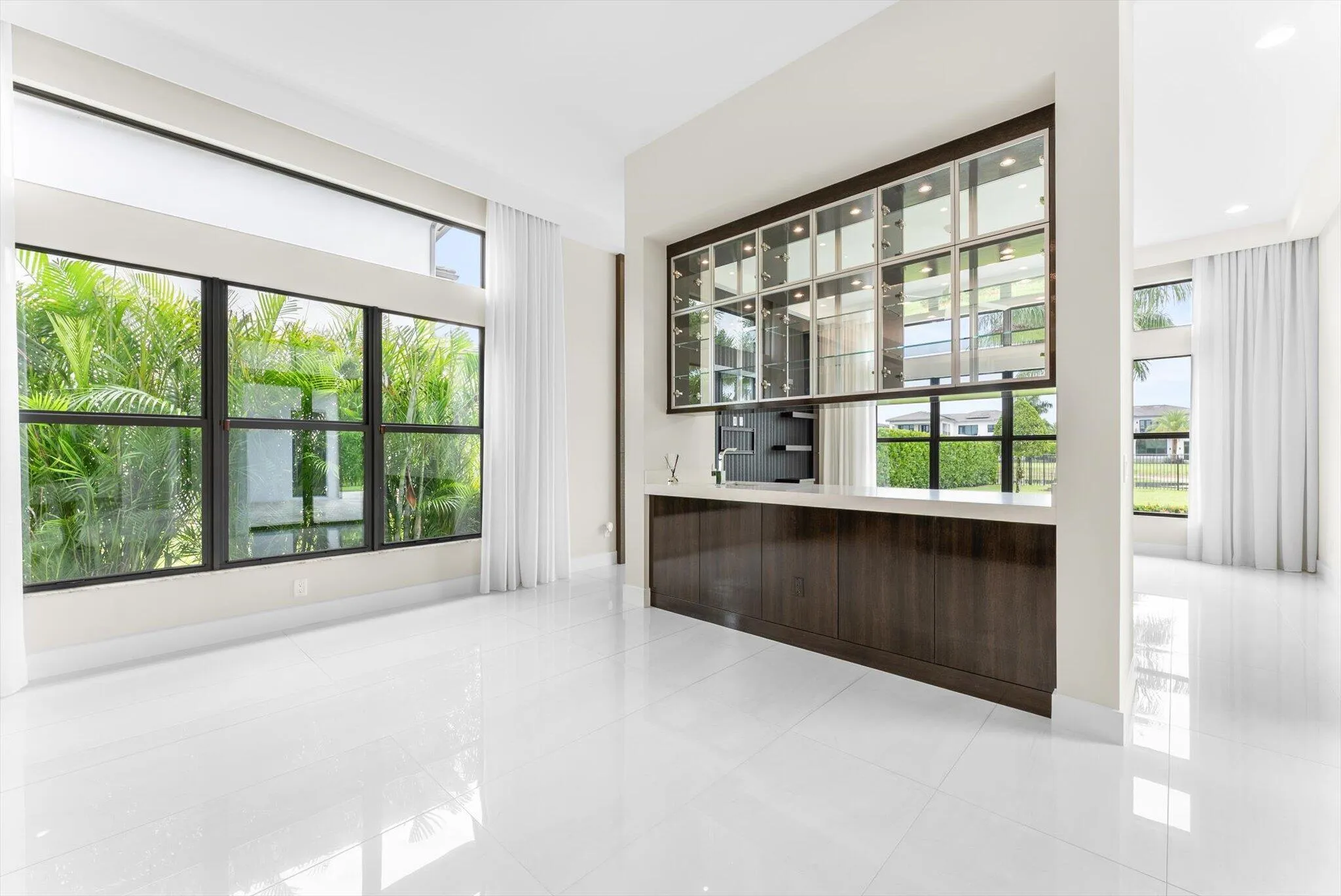 DINING AREA/CUSTOM WET BAR - VACANT, UNFURNISHED, MOVE-IN READY