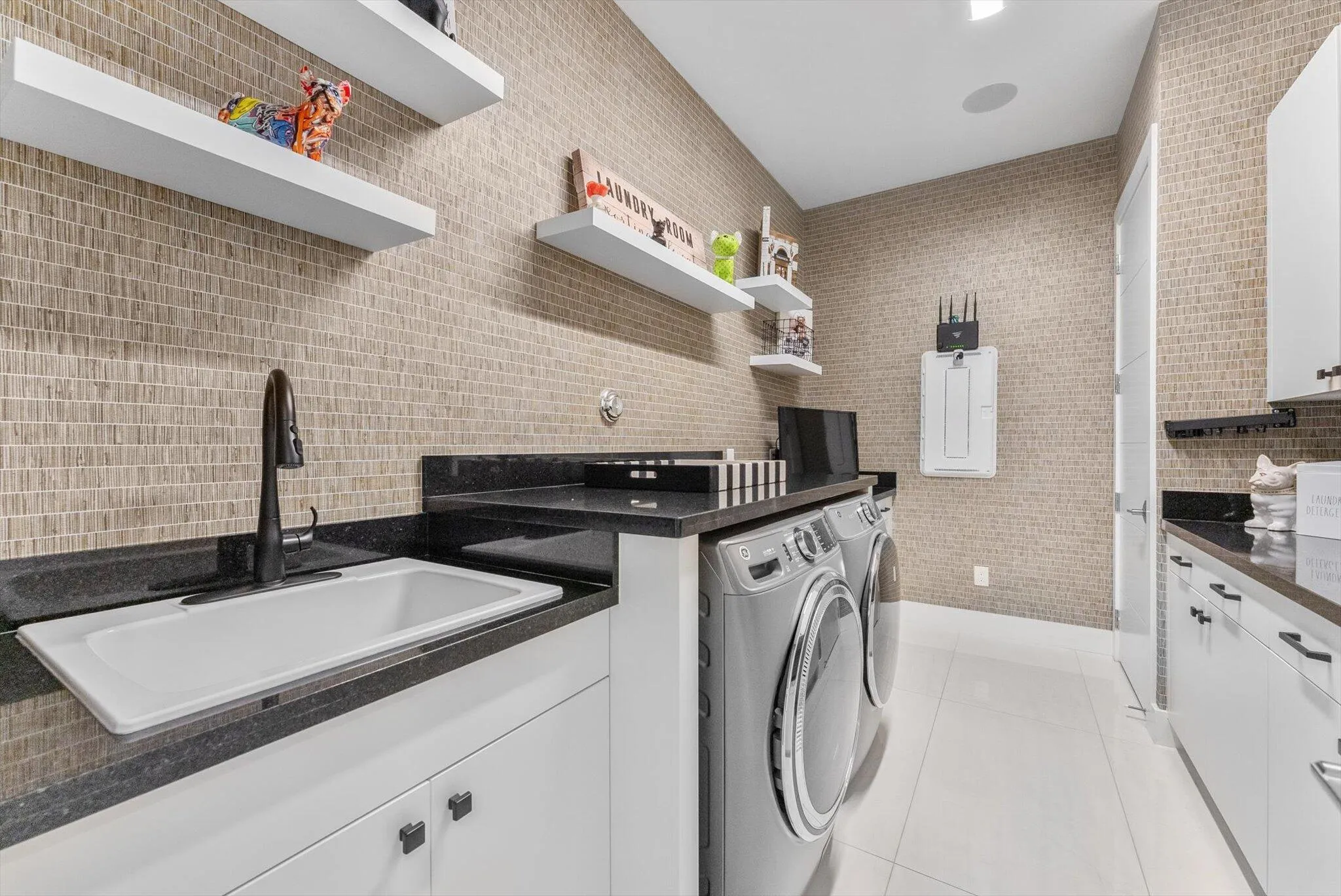 CUSTOM LAUNDRY ROOM