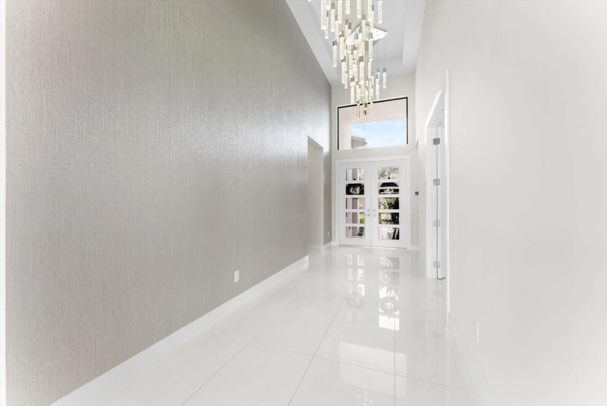 FOYER - VACANT, UNFURNISHED, MOVE-IN READY