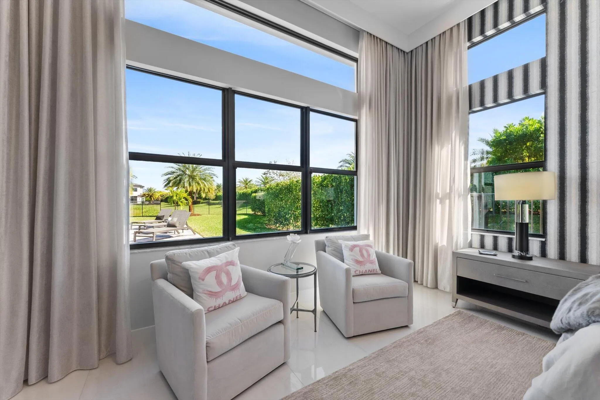 PRIMARY SUITE - SITTING AREA