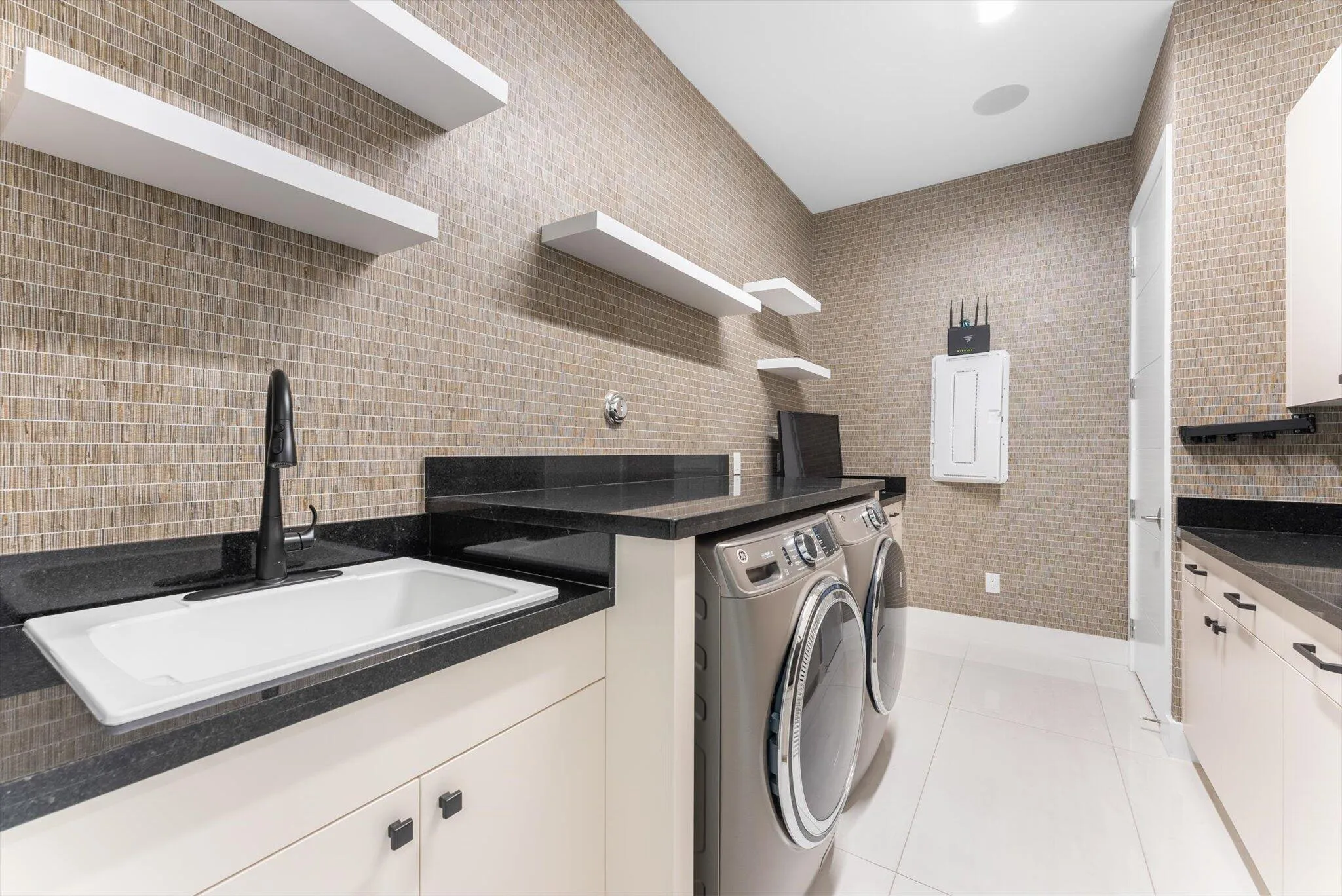CUSTOM LAUNDRY ROOM - VACANT, UNFURNISHED, MOVE-IN READY