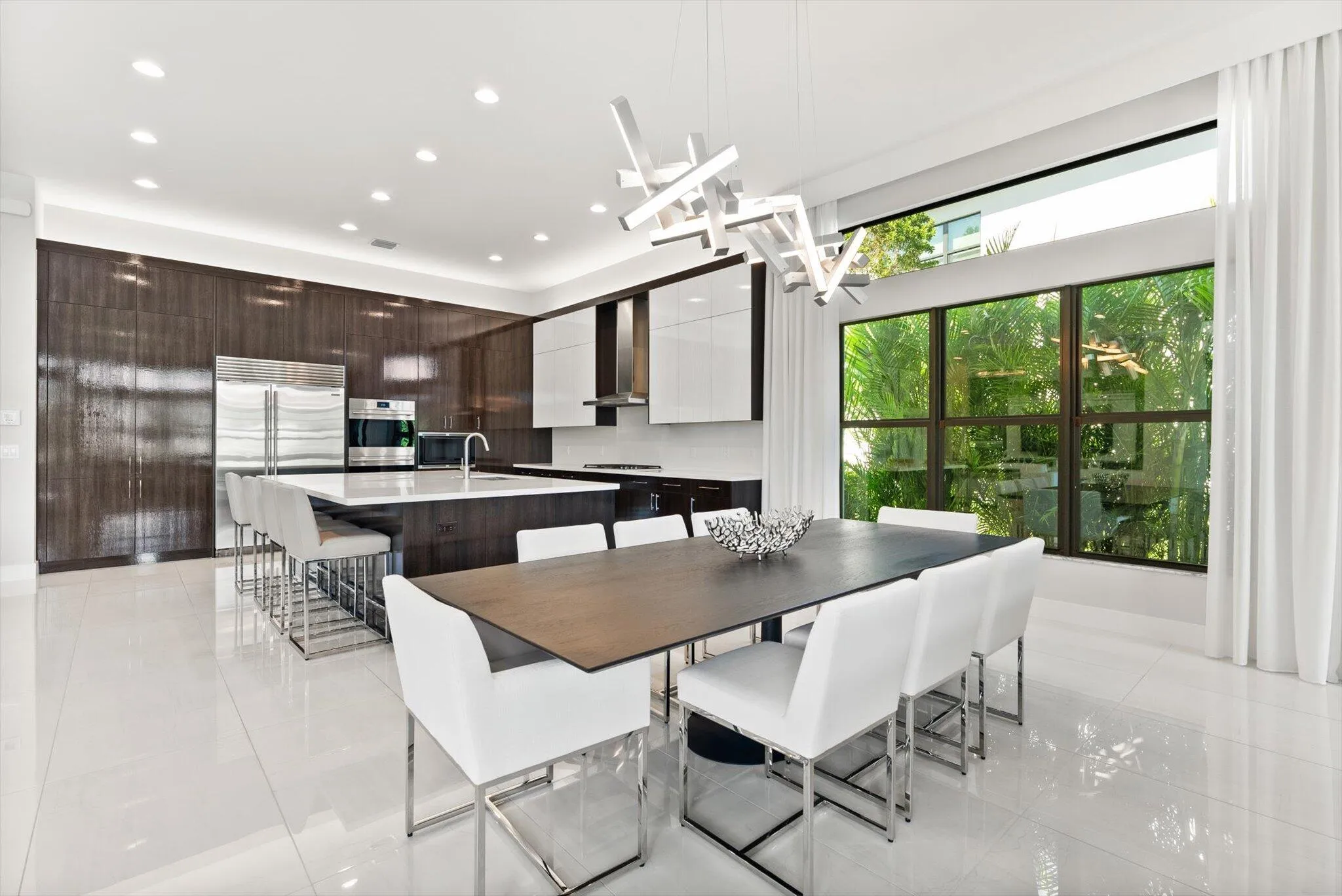 GOURMET KITCHEN/DINING