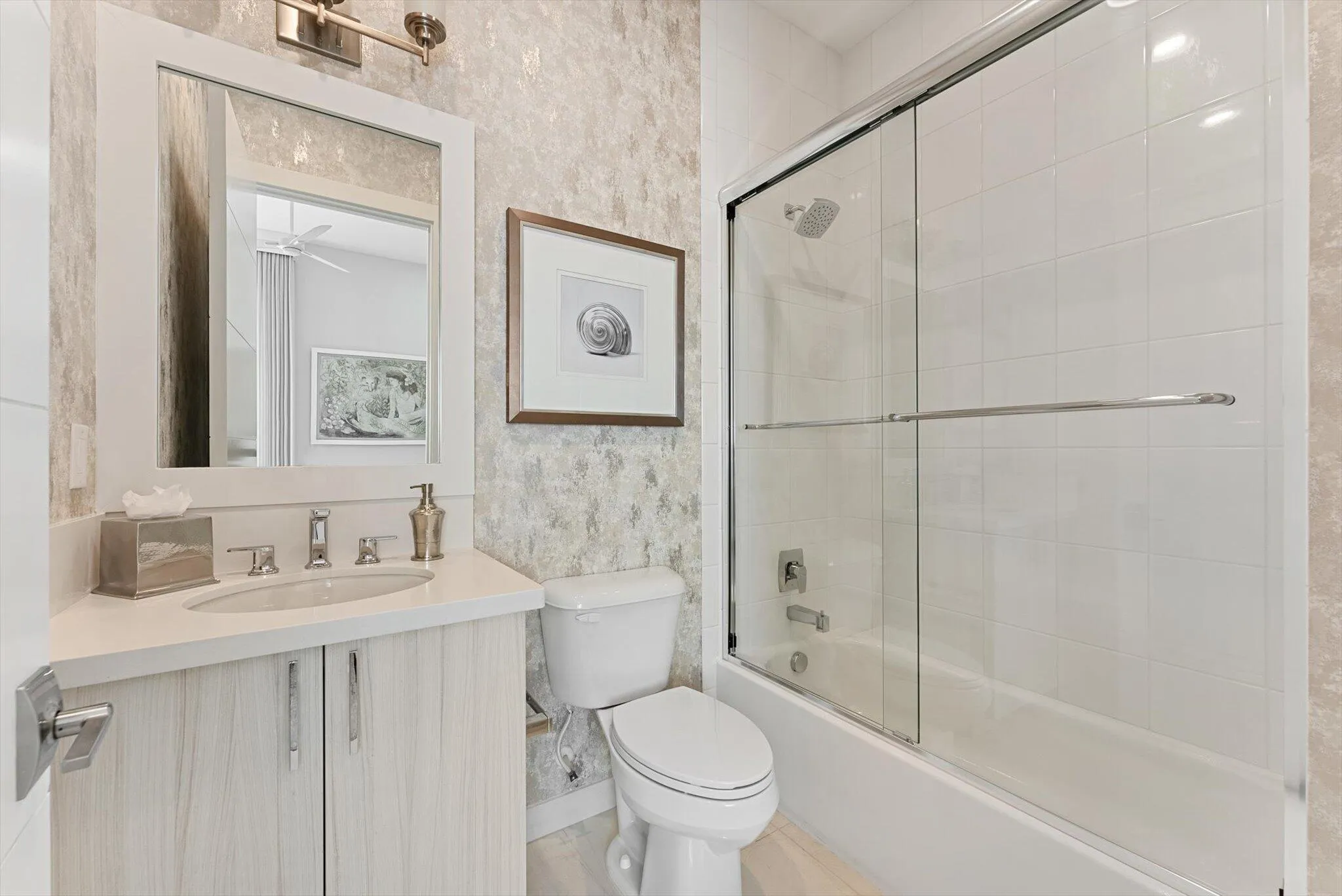 EN SUITE BATHROOM - BEDROOM 3