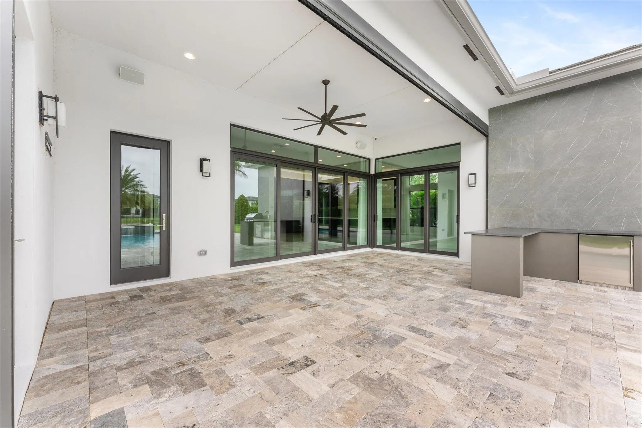 COVERED PATIO WITH PHANTOM RETRACTABLE SCREEN - VACANT, UNFURNISHED, MOVE-IN READY