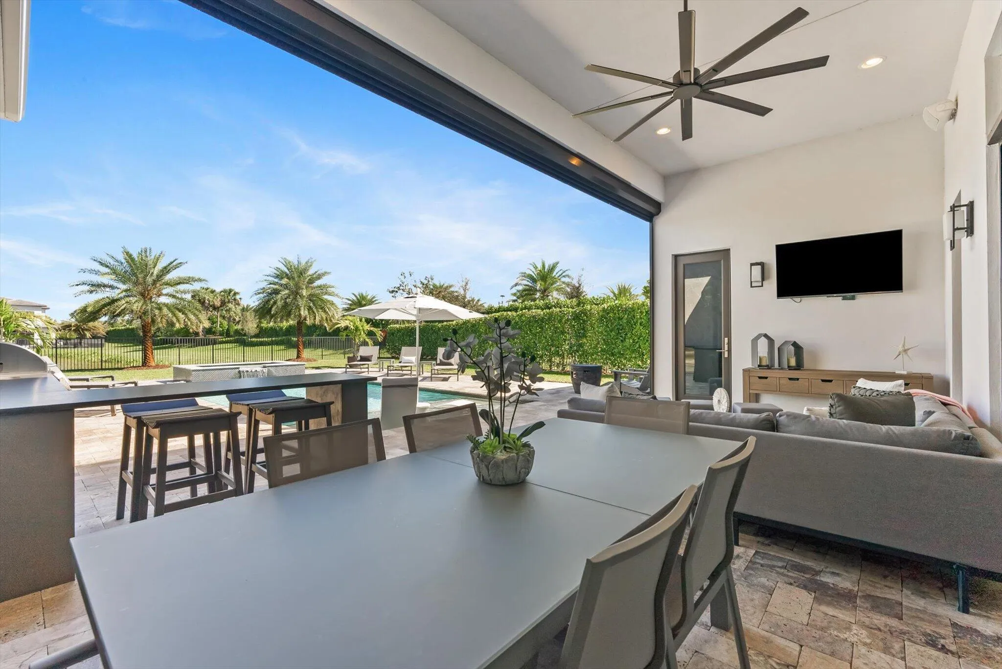 COVERED PATIO WITH PHANTOM RETRACTABLE SCREEN