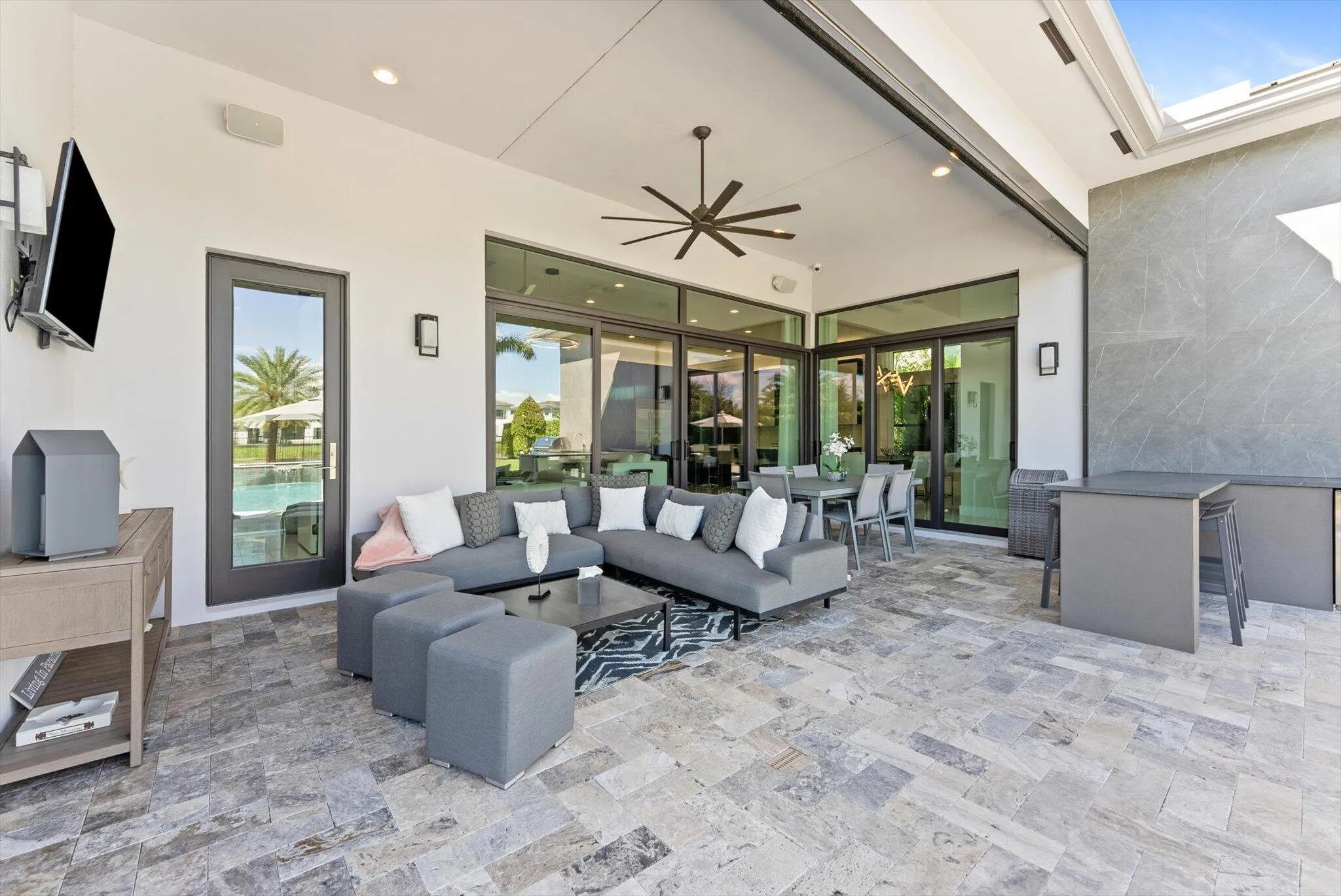 COVERED PATIO WITH PHANTOM RETRACTABLE SCREEN