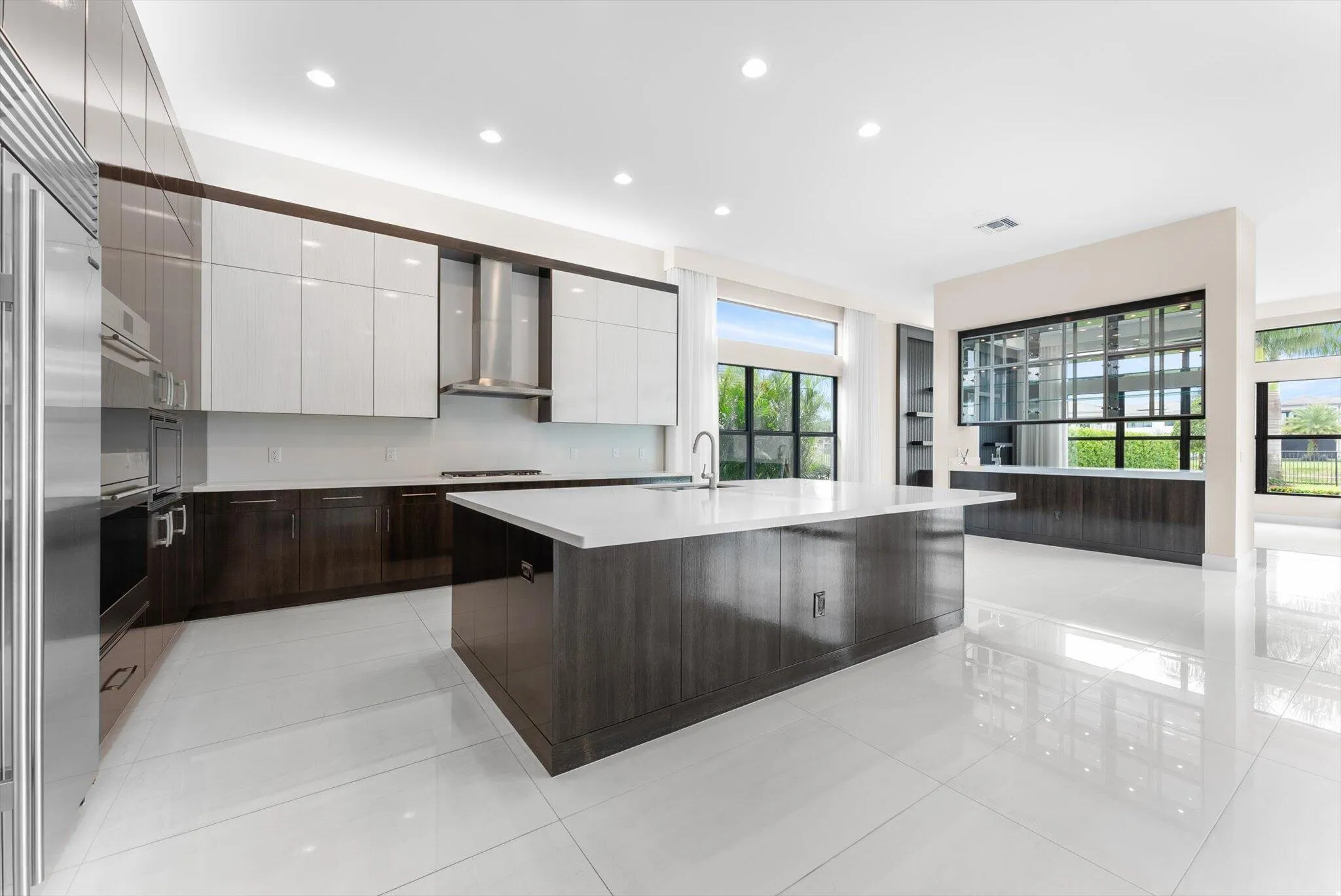 GOURMET CHEF'S KITCHEN - FOYER - VACANT, UNFURNISHED, MOVE-IN READY