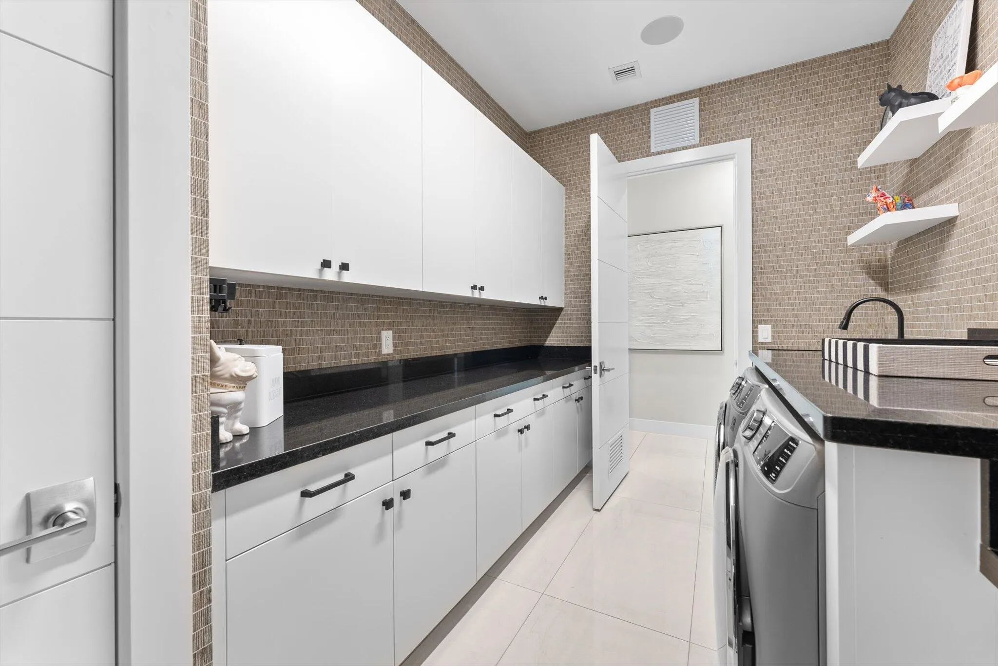 CUSTOM LAUNDRY ROOM