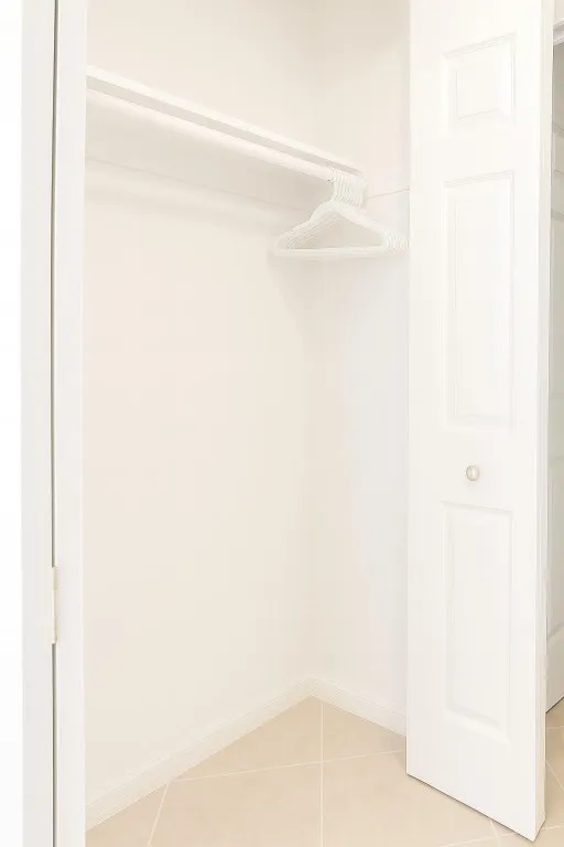 EXTRA CLOSET
