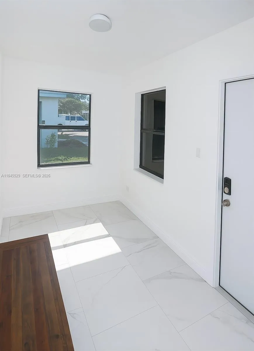 Florida room - front entrance