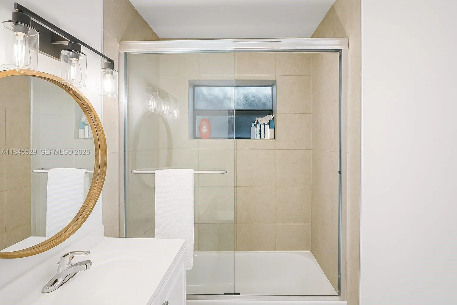 Stationary glass shower panel around bathtub