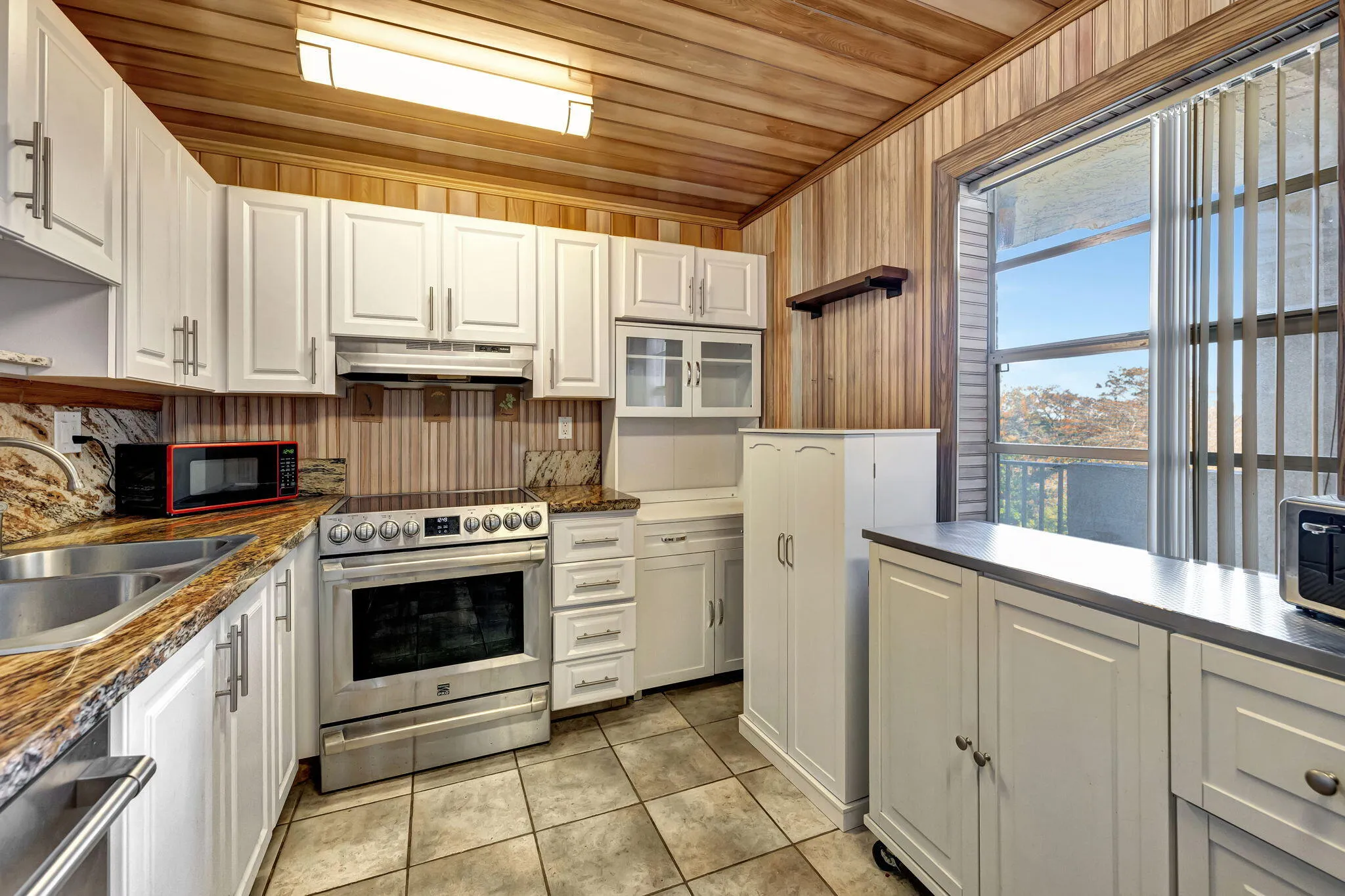 KITCHEN OFFERS PLENTY CABINETS