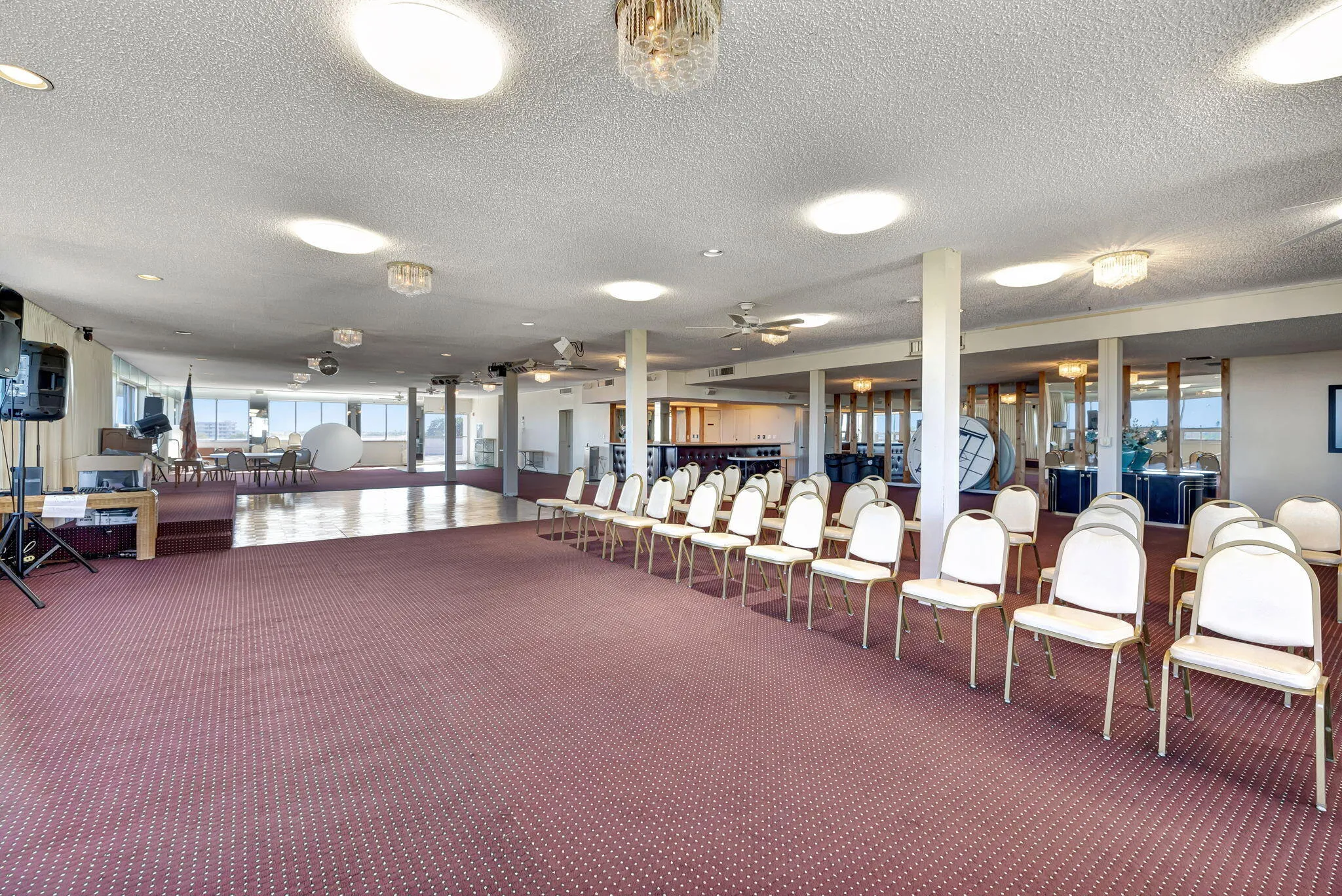 BALLROOM CAN BE USED FOR MEETINGS