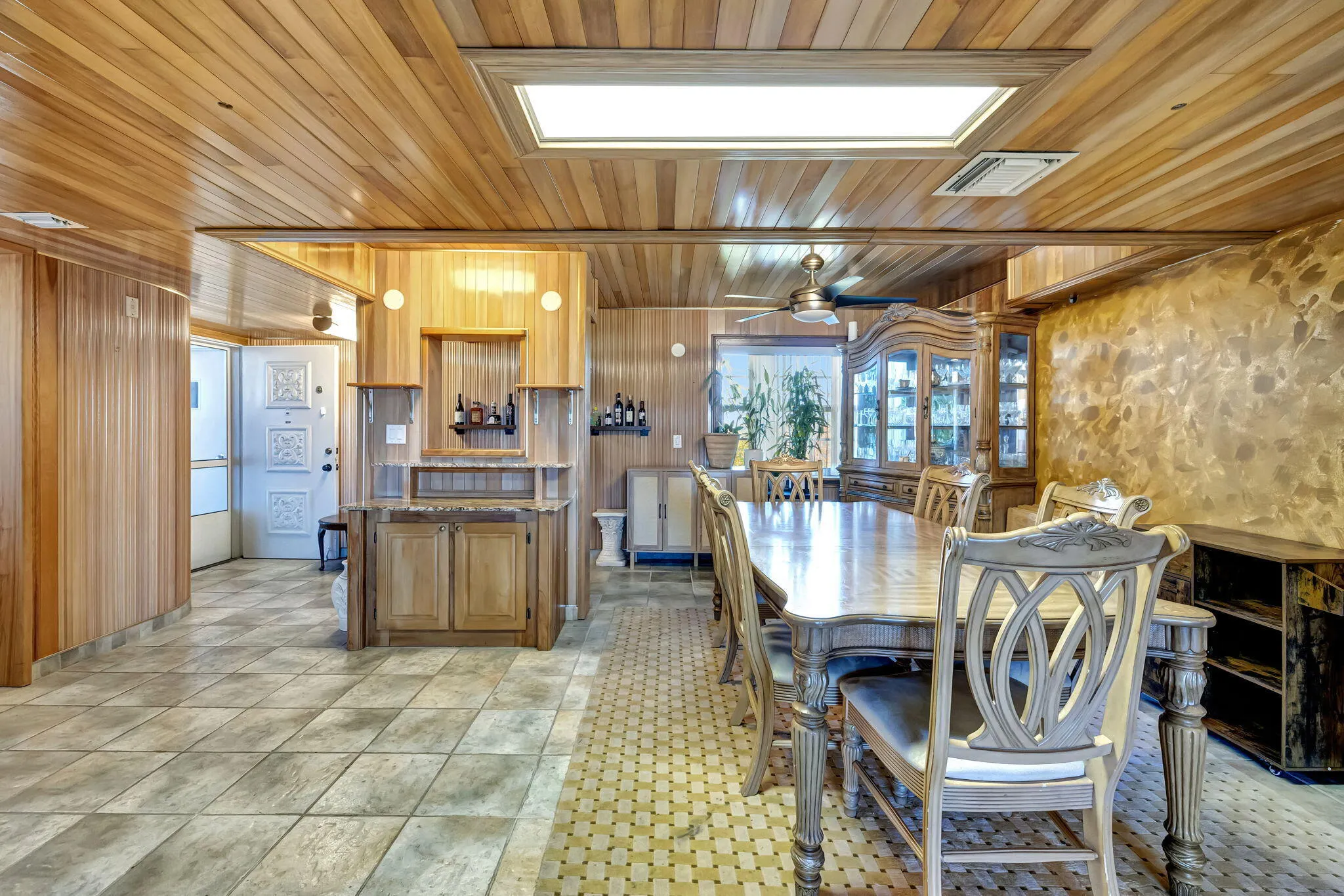 FROMT DOOR ENTRY, BAR, SERVING AREA AND DINING AREA