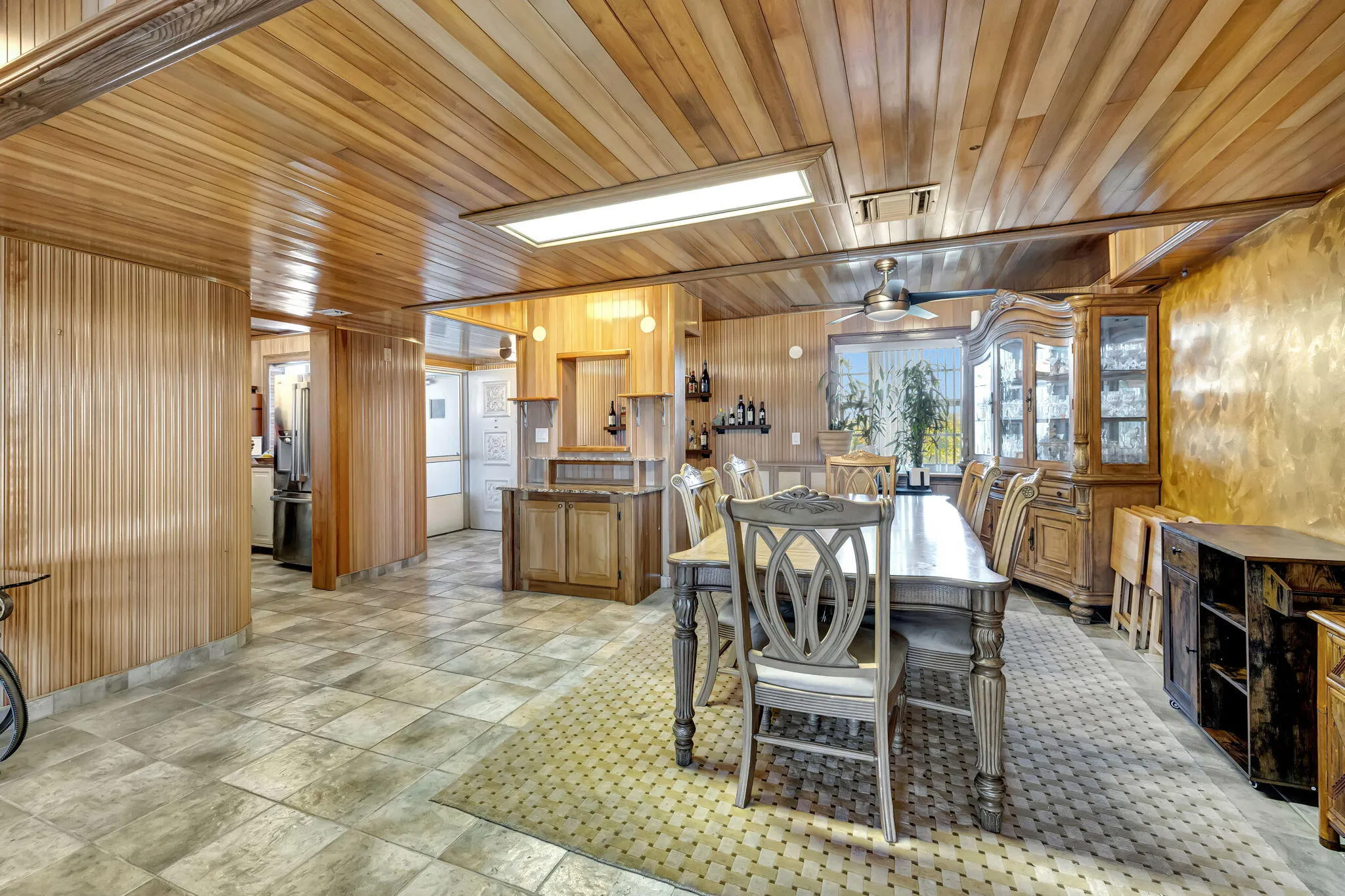 EXPANSIVE DINING ROOM AREA