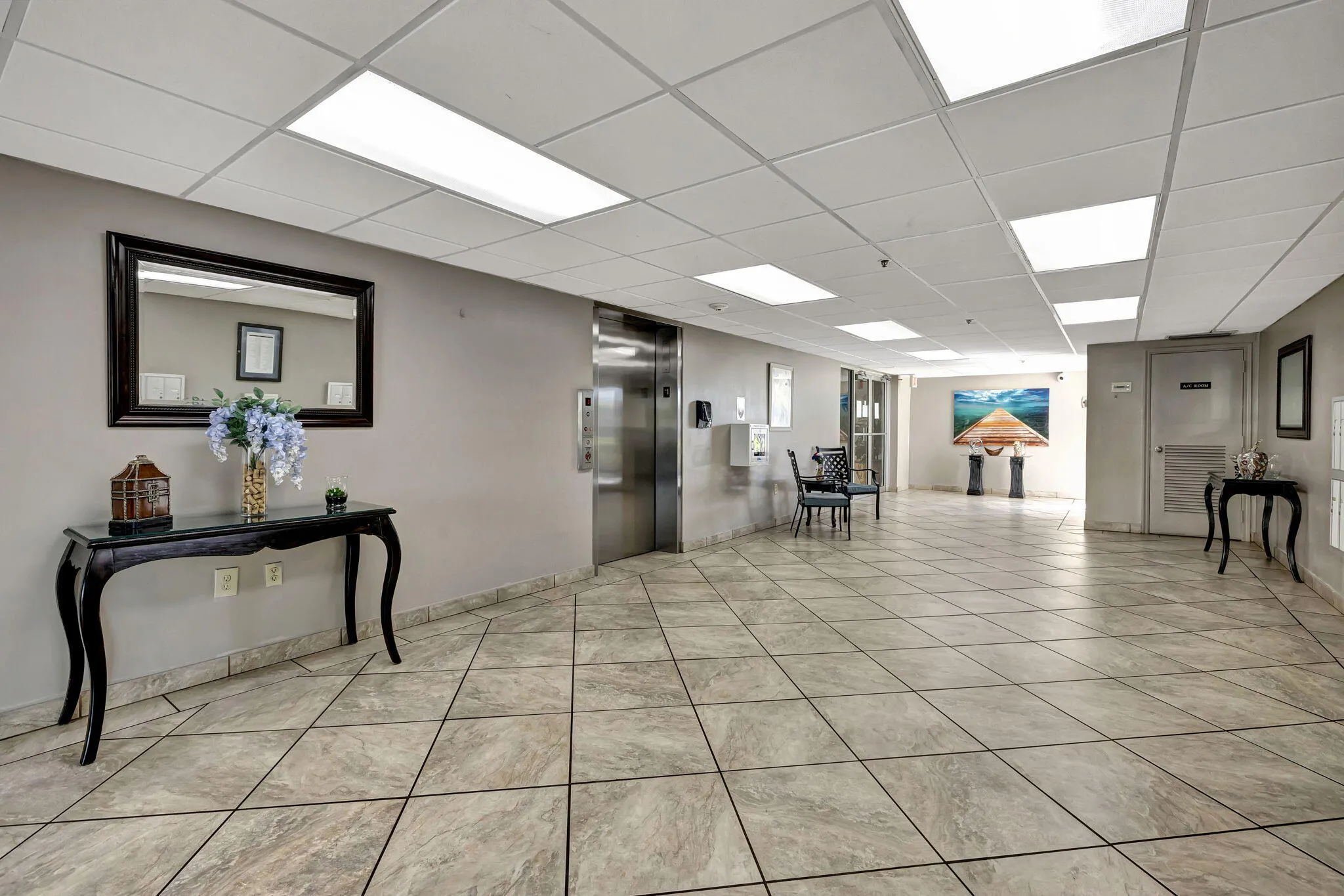 3910 BUILDING LOBBY WITH ELEVATOR