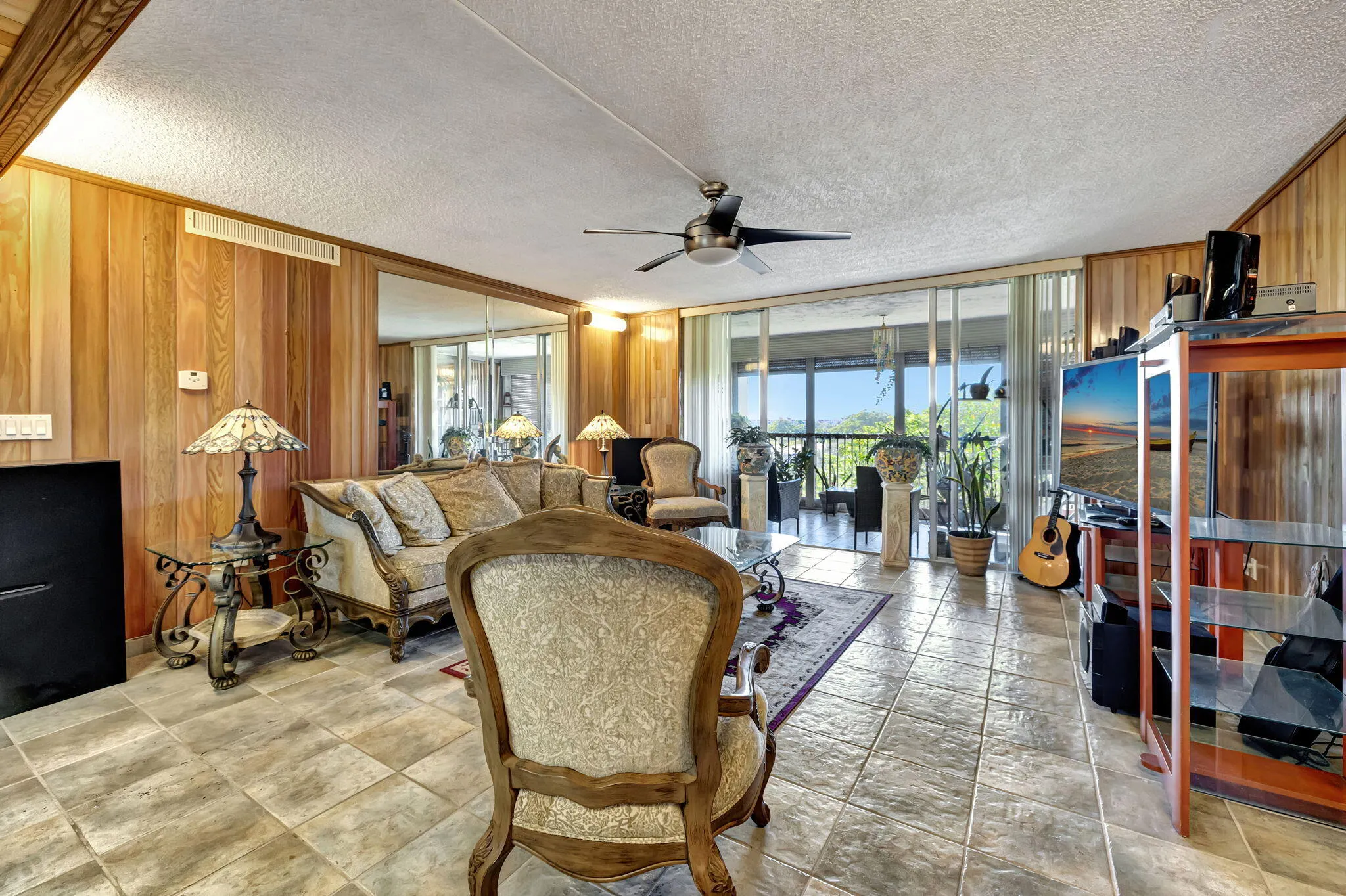 LIVINGROOM