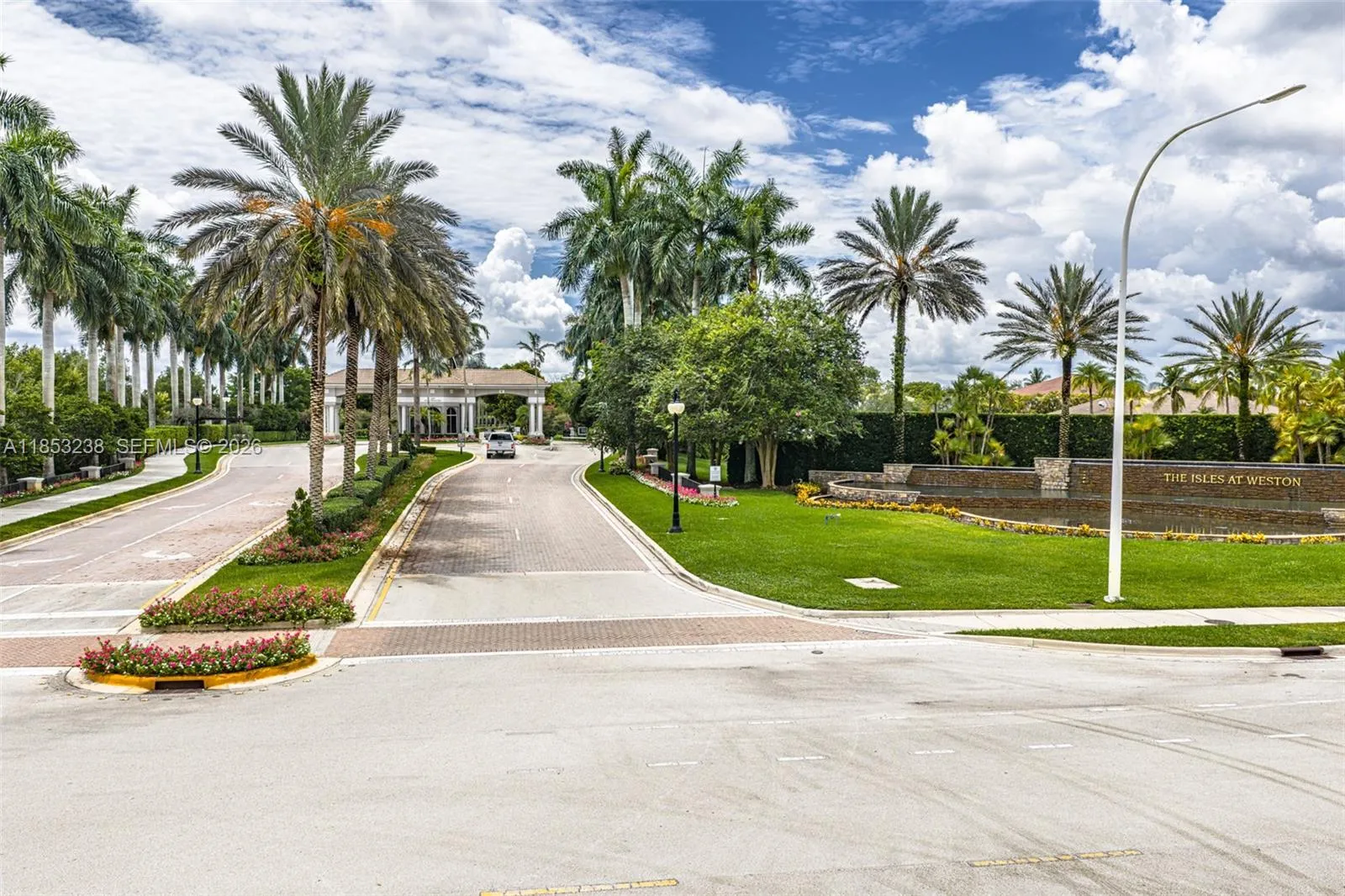 Entry to the fabulous Isles At Weston community