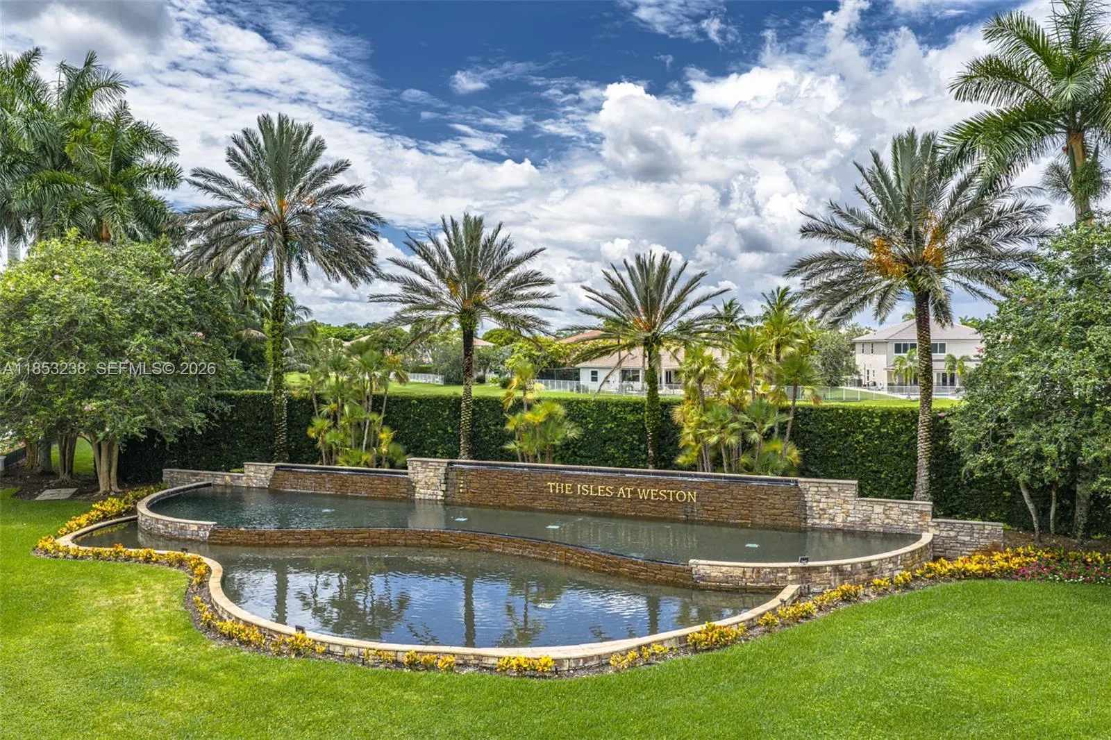 Entry to the fabulous Isles At Weston community