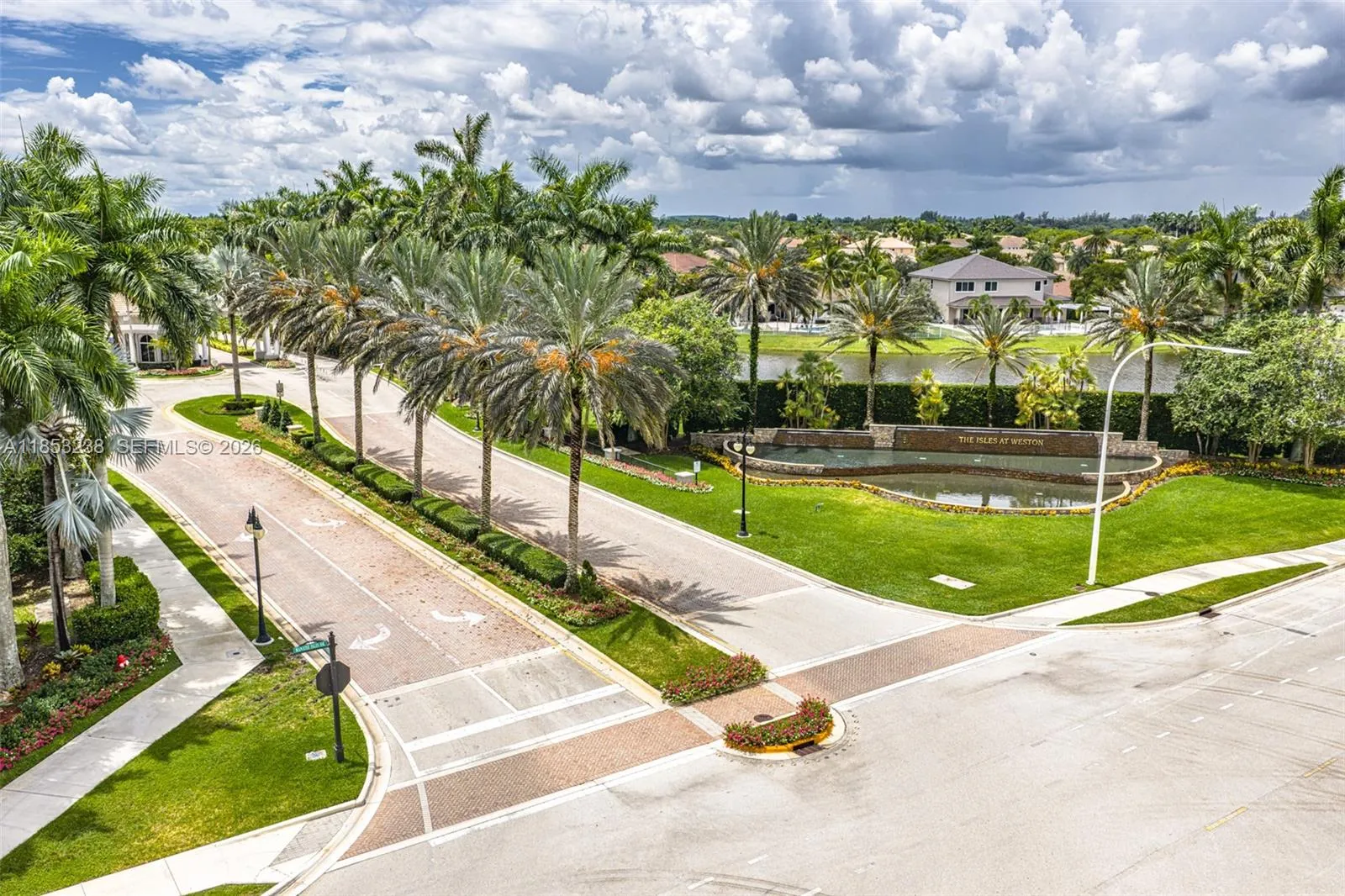Entry to the fabulous Isles At Weston community