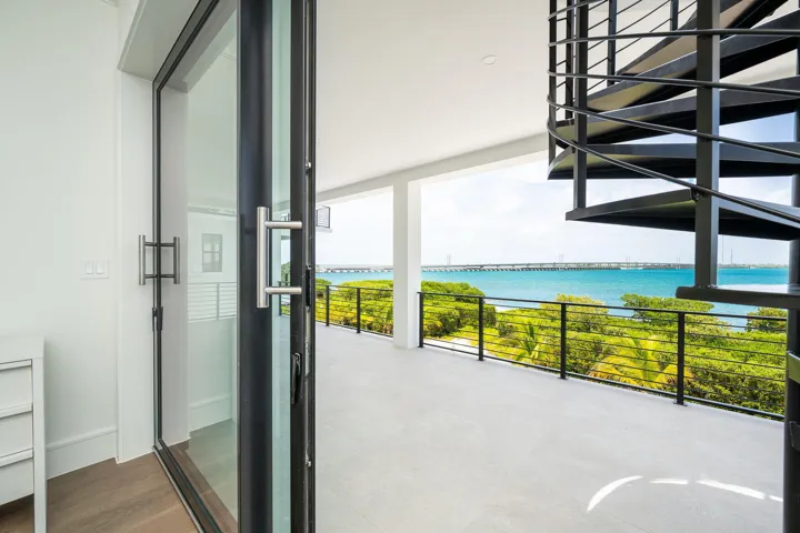 68-web-or-mls-NDP-231-E-Shore-6-8342