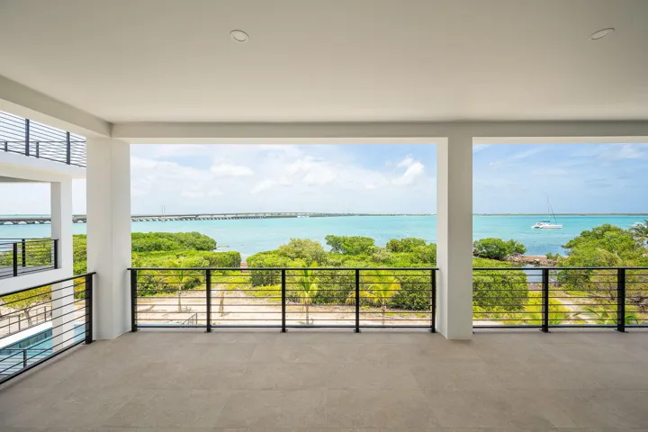 74-web-or-mls-NDP-231-E-Shore-6-8389