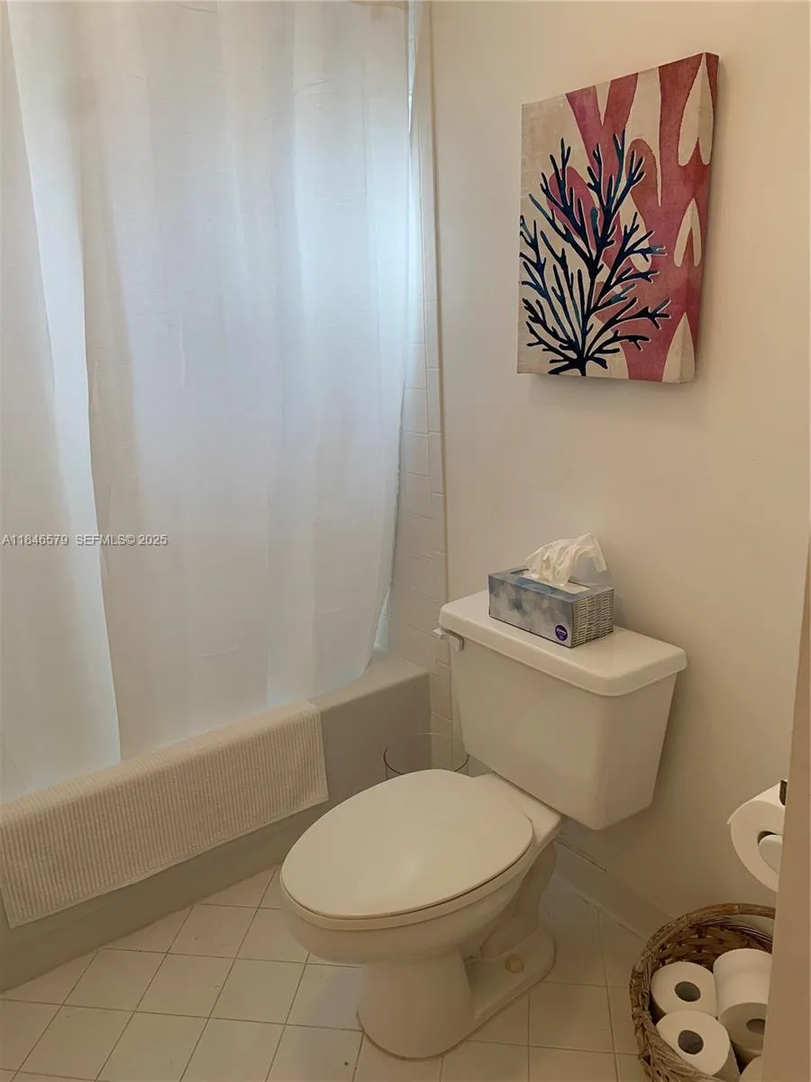 FULL BATHROOM 2