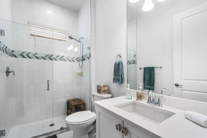 Guest Bath with upgraded shower tile and mirrors to the ceiling