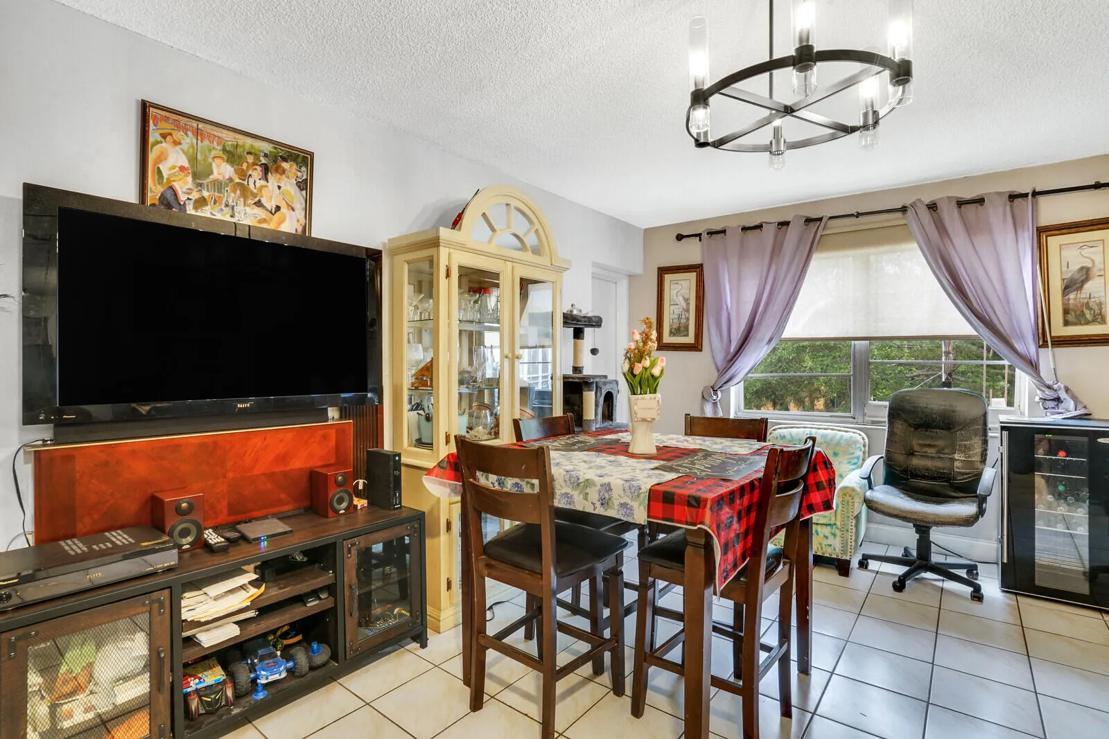 Living Room/Dining Area