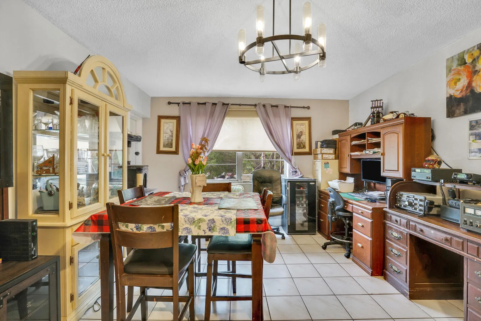 Living Room/Dining Area