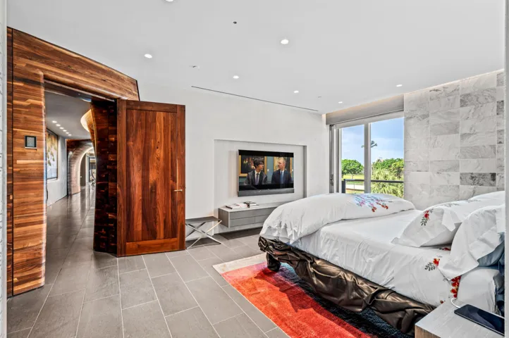 mls_PRIMARY_BEDROOM_LOOKING_OUT_DT