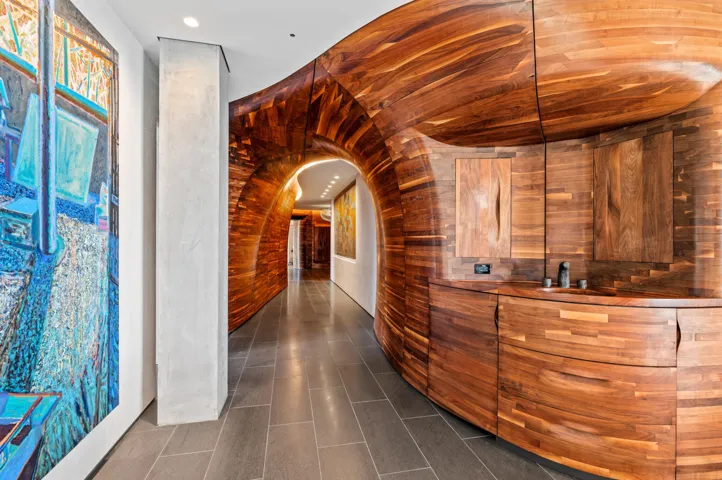 mls_HALLWAY_LOOKING_IN_DT
